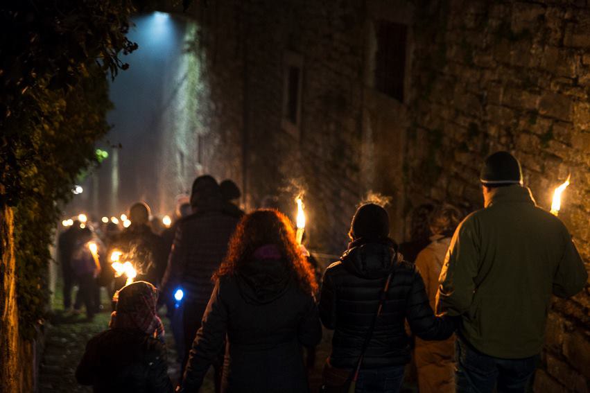 Fiaccolata dai monti a lago 2019